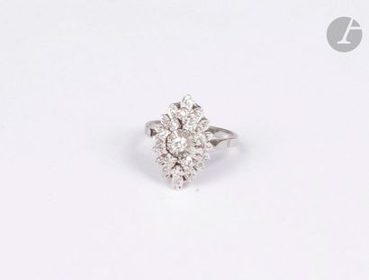 null Bague en or gris 18K (750), ornée d'un diamant rond entouré de diamants taillés...