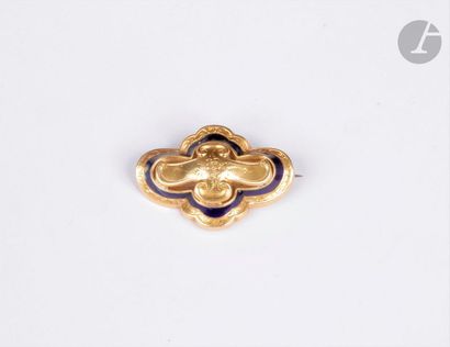 null Broche en or jaune 18K (750), ornée d'émail bleu, ciselée de fleurettes. Travail...