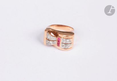 null Bague asymétrique en or rose 18K (750), ornée de rubis synthétiques calibrés...