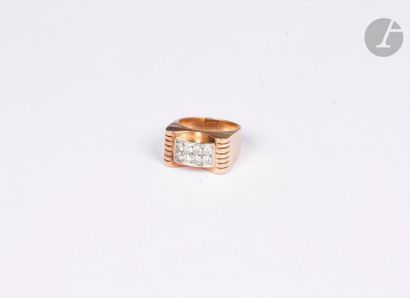 null Bague en or rose 18K (750), pavée de 8 diamants de taille brillant, l'épaulement...