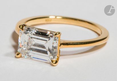 null Bague en or jaune 18K (750), ornée d'un diamant rectangulaire de taille émeraude...