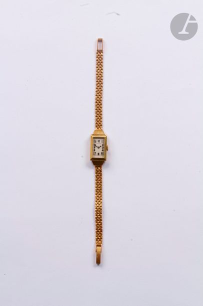 null JAEGER LECOULTRE Vers 1940, n° 8482
Montre bracelet pour femme en or jaune 18K...