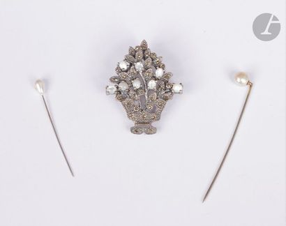 null Epingle de revers en or gris 18K (750), sommée d'une perle (non testée) baroque....