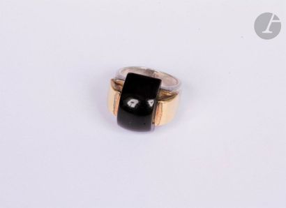 null PUIFORCAT. Bague en argent, ornée d'un motif bombé en émail noir, l'épaulement...