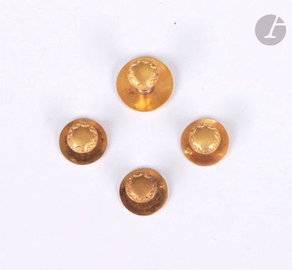 null Suite de 4 petits boutons en or 18K (750). Travail français régional antérieur...