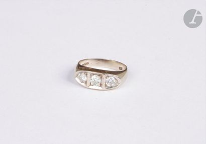 null Bague en or gris 18K (750), sertie d'une ligne de trois diamants de taille brillant....