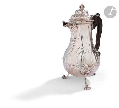 null VALENCIENNES 1753 
Grande cafetière tripode en argent, la base des pieds à enroulements...