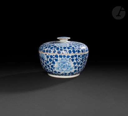 null Chine
Grande coupe couverte en porcelaine à décor en camaïeu bleu de pivoines...