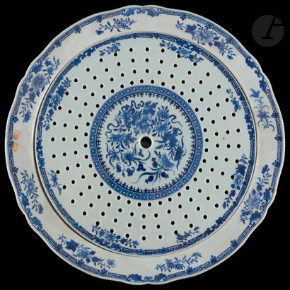 null Chine
Grand plat rond et son égouttoir circulaire en porcelaine à décor en camaïeu...