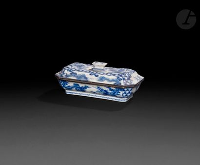 null Chine
Boîte rectangulaire couverte en porcelaine à décor en bleu sous couverte...