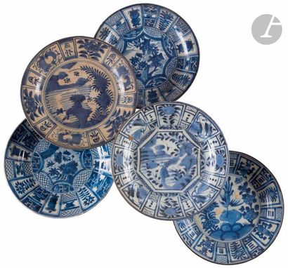 null Chine
Cinq assiettes en porcelaine à décor en camaïeu bleu dans le style des...