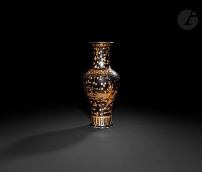 null Chine
Vase de forme balustre en porcelaine à décor en or sur fond noir de phœnix...