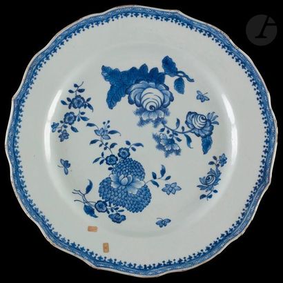 null Chine
Plat rond en porcelaine à décor en camaïeu bleu de branches fleuries et...