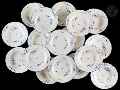 null Chantilly
Ensemble de cinquante-trois assiettes plates en porcelaine tendre...