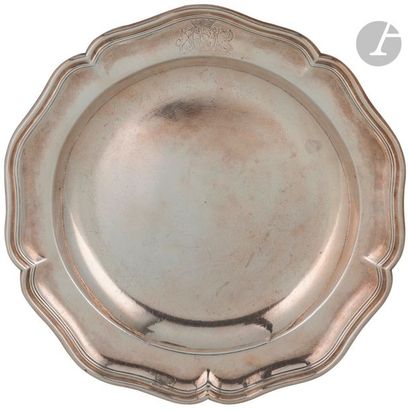 null TREVOUX AVANT 1771
Plat rond en argent à contours gravé d’armoiries sur le marli,...