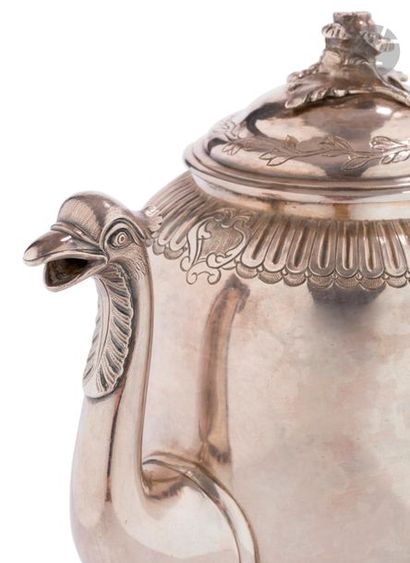 null BORDEAUX 1773 - 1774
Théière en argent de forme ovoïde, elle repose sur une...