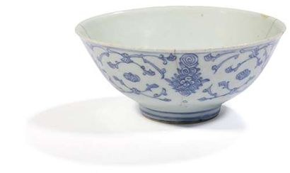  CHINE - Fin Époque MING (1368 - 1644) Ensemble comprenant trois assiettes en porcelaine...