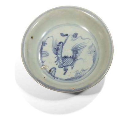  CHINE - Fin Époque MING (1368 - 1644) Ensemble comprenant trois assiettes en porcelaine...