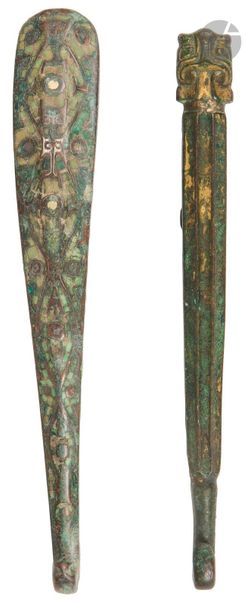 null CHINE - Époque HAN (206 av. JC - 220 ap. JC)
Deux fibules en bronze à trace...