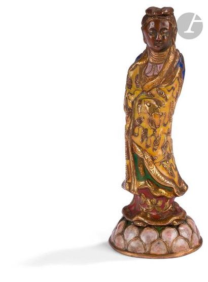 CHINE - XIXe siècle Statuette en bronze à champlevés émaillés polychromes de guanyin...
