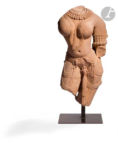 null INDE - Période médiévale, Xe / XIIIe siècle
Statuette d’apsara en grès rose...