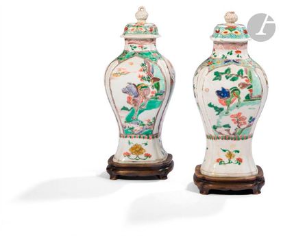  CHINE - Époque KANGXI (1662 - 1722) Paire de petits vases couverts de forme rectangulaire...