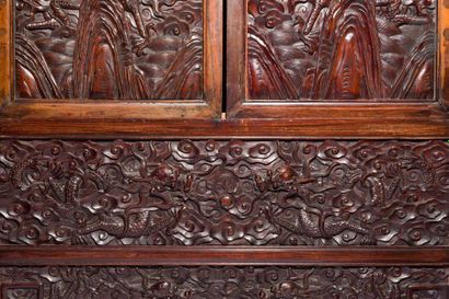 null CHINE - XIXe siècle
Paire d’armoires en bois exotique ouvrant par deux portes...