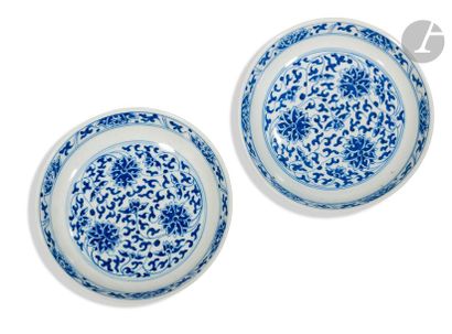  CHINE - Époque DAOGUANG (1821 - 1850) Paire de coupes en porcelaine décorée en bleu...
