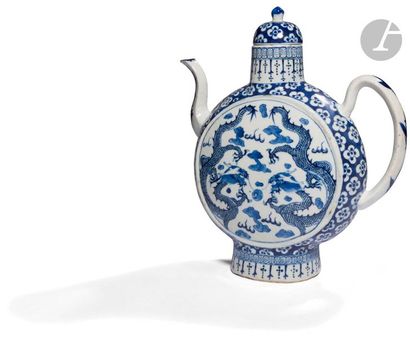  CHINE, Canton - XIXe siècle Verseuse couverte en forme de gourde en porcelaine émaillée...