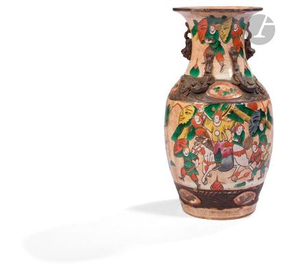  CHINE, Nankin - Fin XIXe siècle Vase en porcelaine émaillée polychrome à décor de...