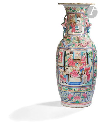  CHINE, Canton - XIXe siècle Vase balustre à col polylobé en porcelaine émaillée...