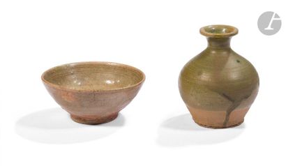  CHINE - Époque SONG (960 - 1279) Ensemble comprenant un petit bol et un petit vase...
