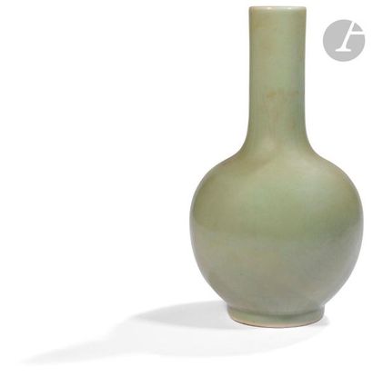  CHINE - XIXe siècle Vase bouteille en porcelaine émaillée céladon vert. H. 33,3...