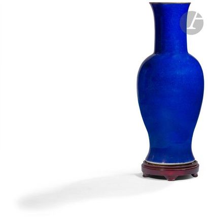  CHINE - XIXe siècle Grand vase balustre en porcelaine émaillée bleue. H. 67 cm
