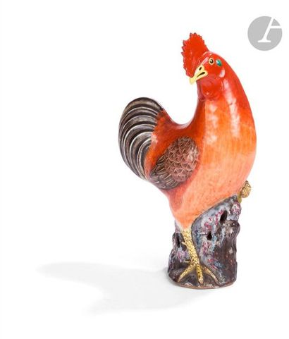 null CHINE - Début XXe siècle
Coq perché sur un rocher en porcelaine émaillée polychrome....