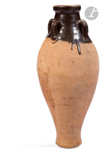  CHINE - XIIIe / XIVe siècle Jarre en terre cuite émaillée brun au col à quatre anses....