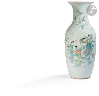  CHINE - Début XXe siècle Vase balustre en porcelaine blanche émaillée polychrome...