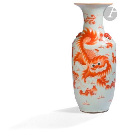  CHINE - XXe siècle Vase balustre en porcelaine blanche émaillée en rouge de fer...