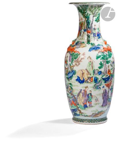  CHINE, Canton - Début XXe siècle Vase balustre à col ouvert polylobé en porcelaine...