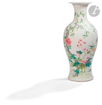  CHINE - XXe siècle Vase balustre à col ouvert en porcelaine blanche à décor émaillé...