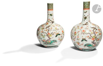  CHINE - Début XXe siècle Paire de vases bouteilles dits tianqiuping (sphère céleste)...