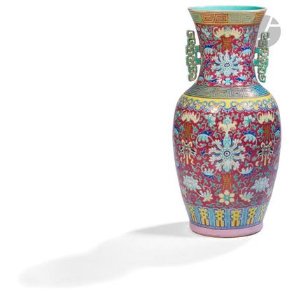  CHINE - Début XXe siècle Vase balustre en porcelaine émaillée polychrome et or sur...