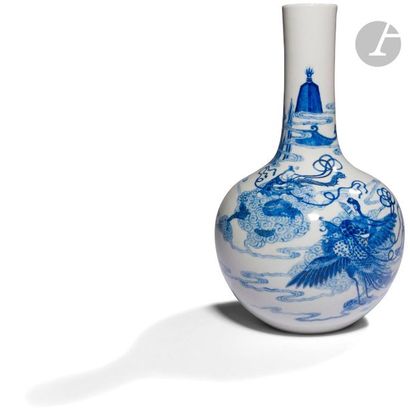  CHINE - XXe siècle Vase à panse basse en porcelaine émaillée en bleu sous couverte...