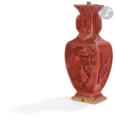 null CHINE - XIXe siècle
Vase en laque rouge cinabre de forme balustre à épaulement...
