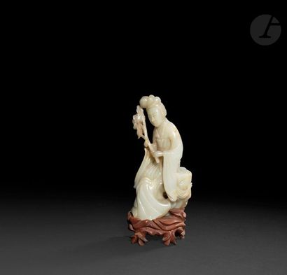  CHINE - XIXe siècle Statuette en néphrite sculptée de jeune femme assise sur un...