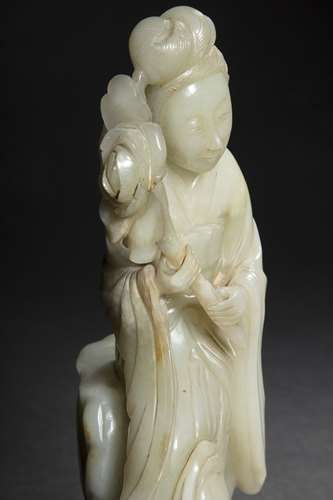 null CHINE - XIXe siècle
Statuette en néphrite sculptée de jeune femme assise sur...