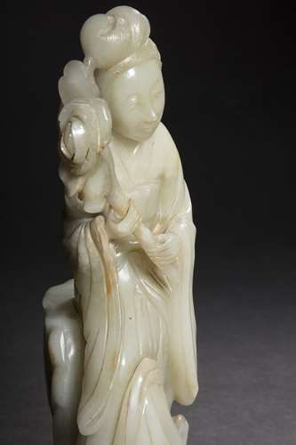  CHINE - XIXe siècle Statuette en néphrite sculptée de jeune femme assise sur un...