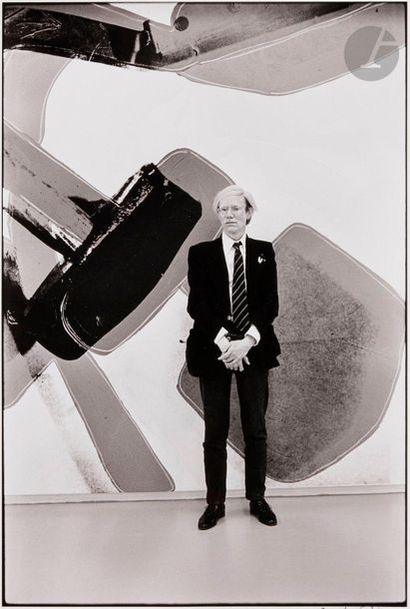 null Carlos Freire (1945) 
Paris, 1978. 
Andy Warhol devant La Faucille et le Marteau...