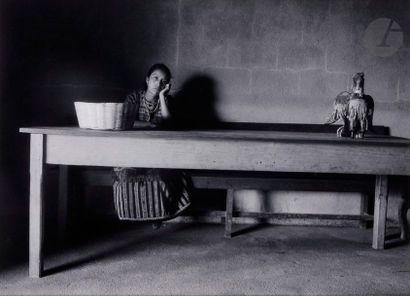 null Flor Garduño (1957) 
Guatemala, 1989. 
La dueña de la gran mesa. 
Épreuve argentique...
