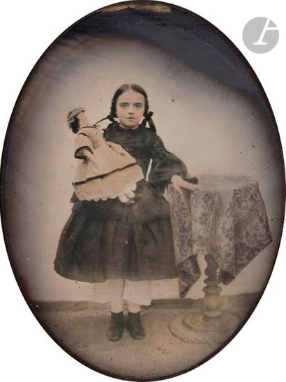 null Photographe non identifié 
Portrait de fillette, Marie Audru avec poupée, c....